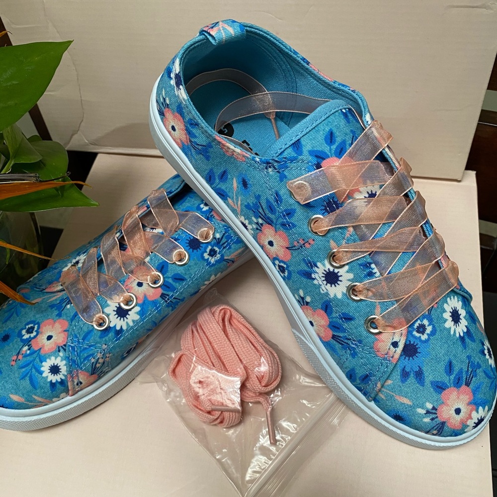 Sneakers Floral Lace Up Chambray Light Wash